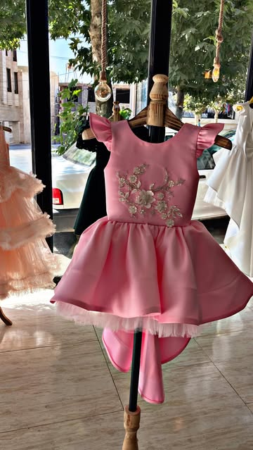 مجلسی دنباله دار صورتی